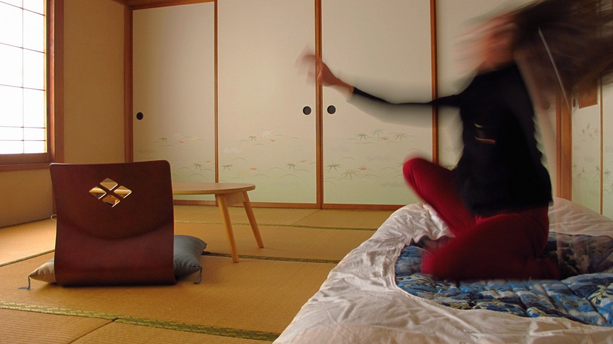 Bailando en cuarto japonés